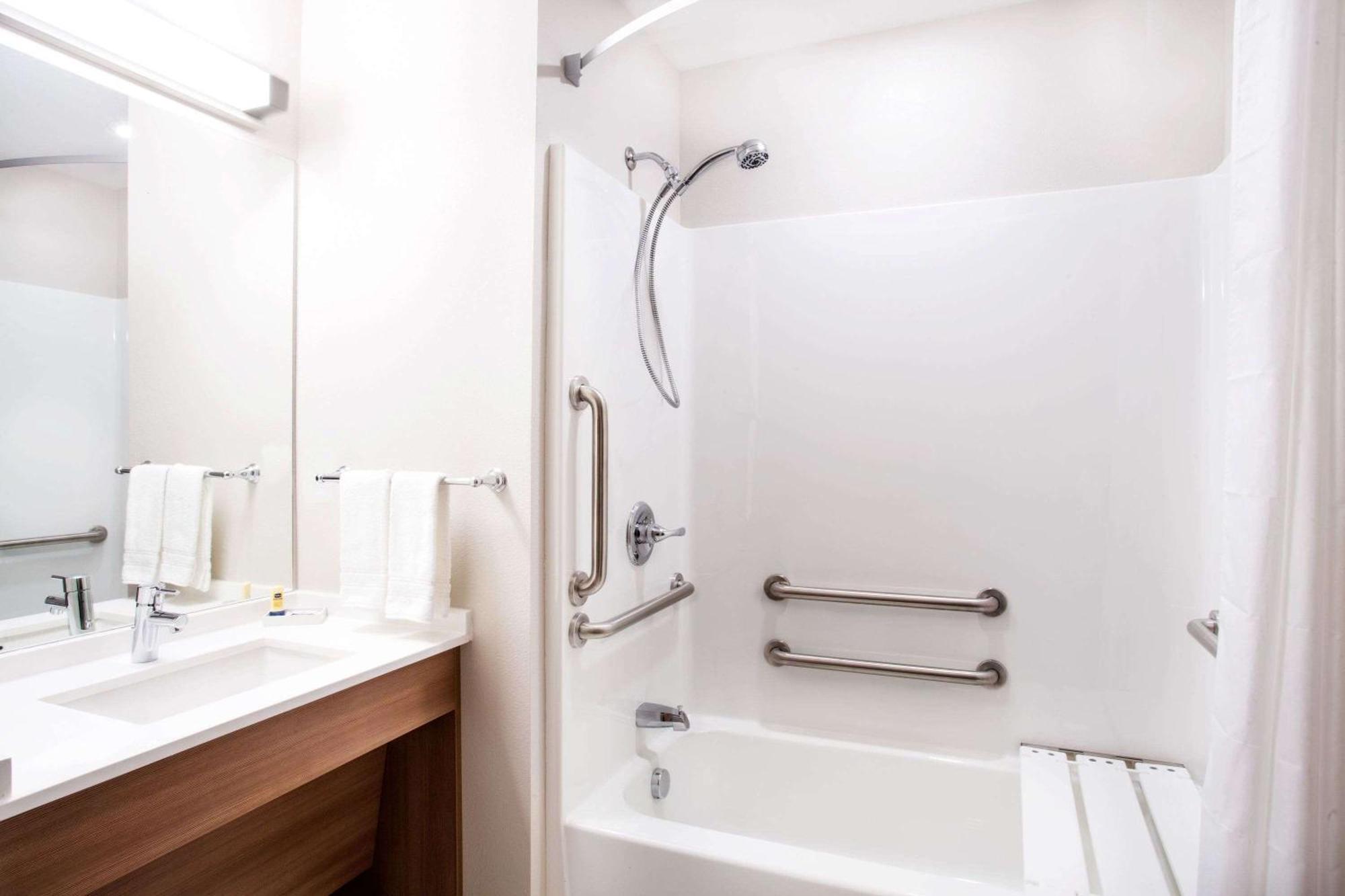 Hotel Microtel & By Wyndham Vernal/naples 2*