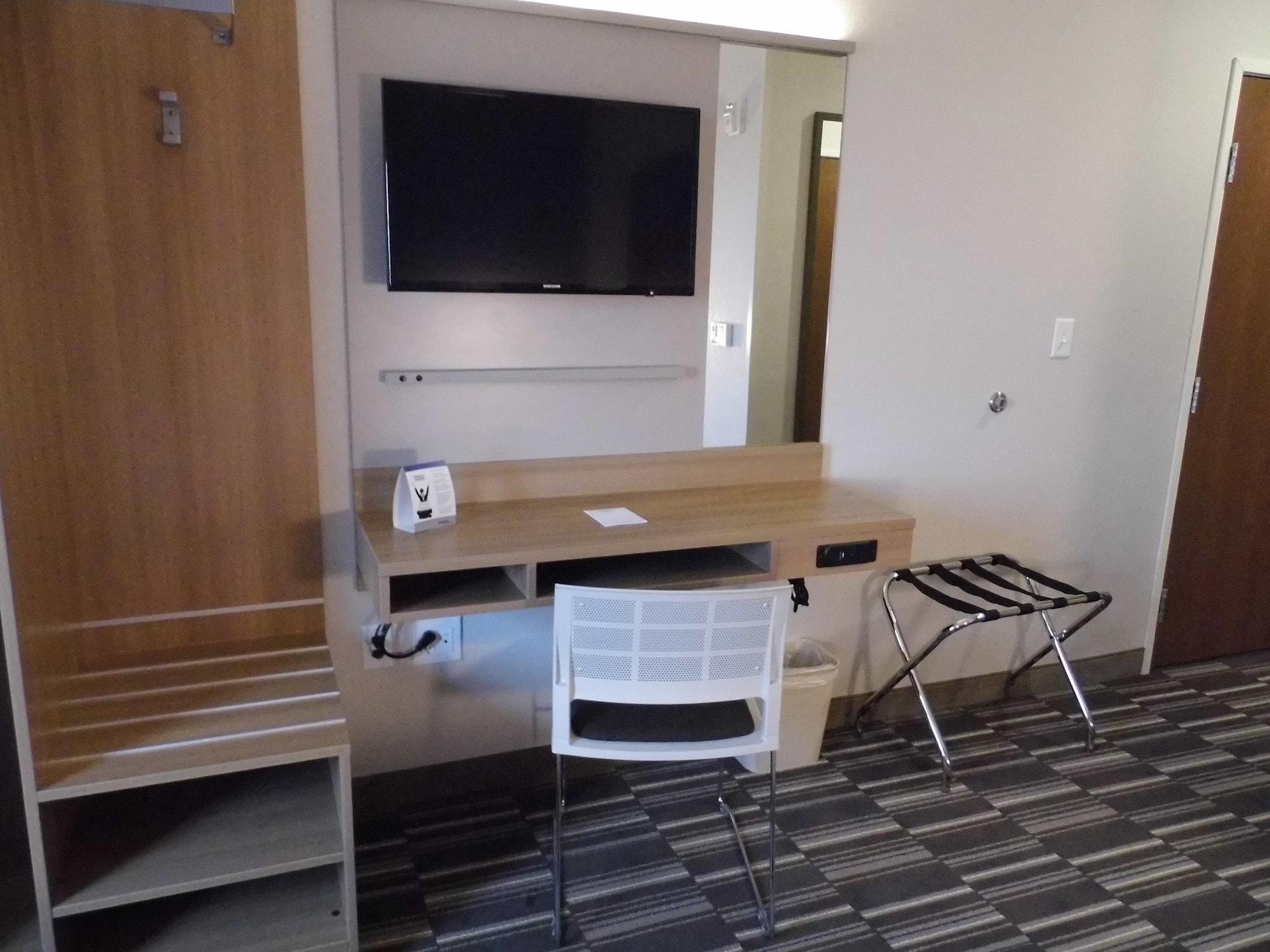 Microtel & By Wyndham Vernal/naples