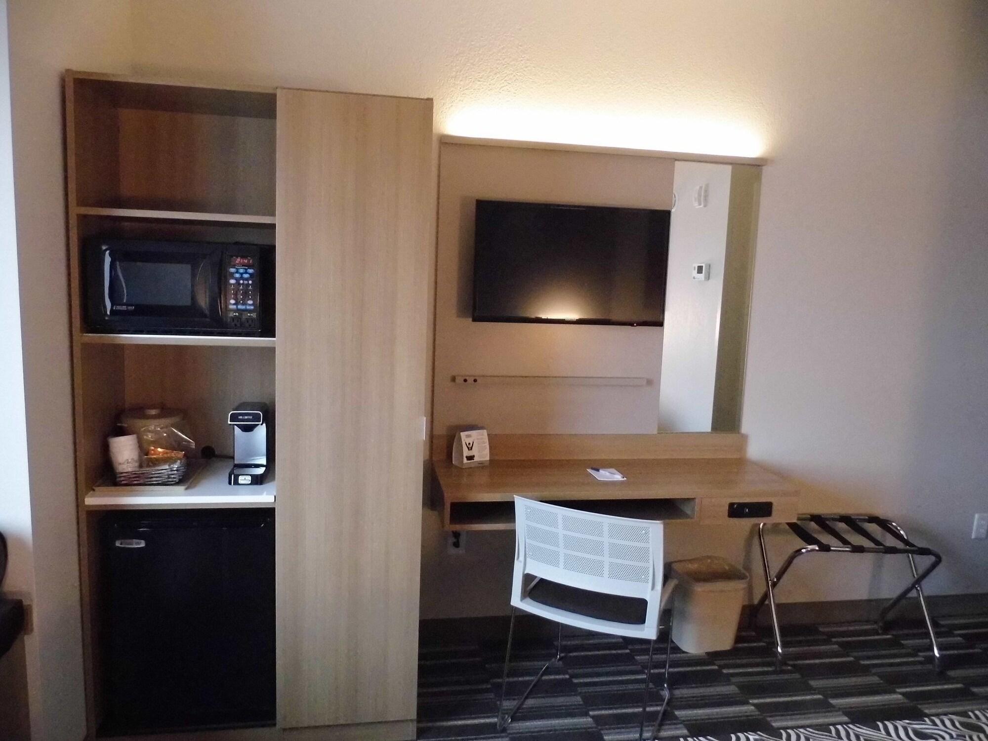 Microtel & By Wyndham Vernal/naples Hotel
