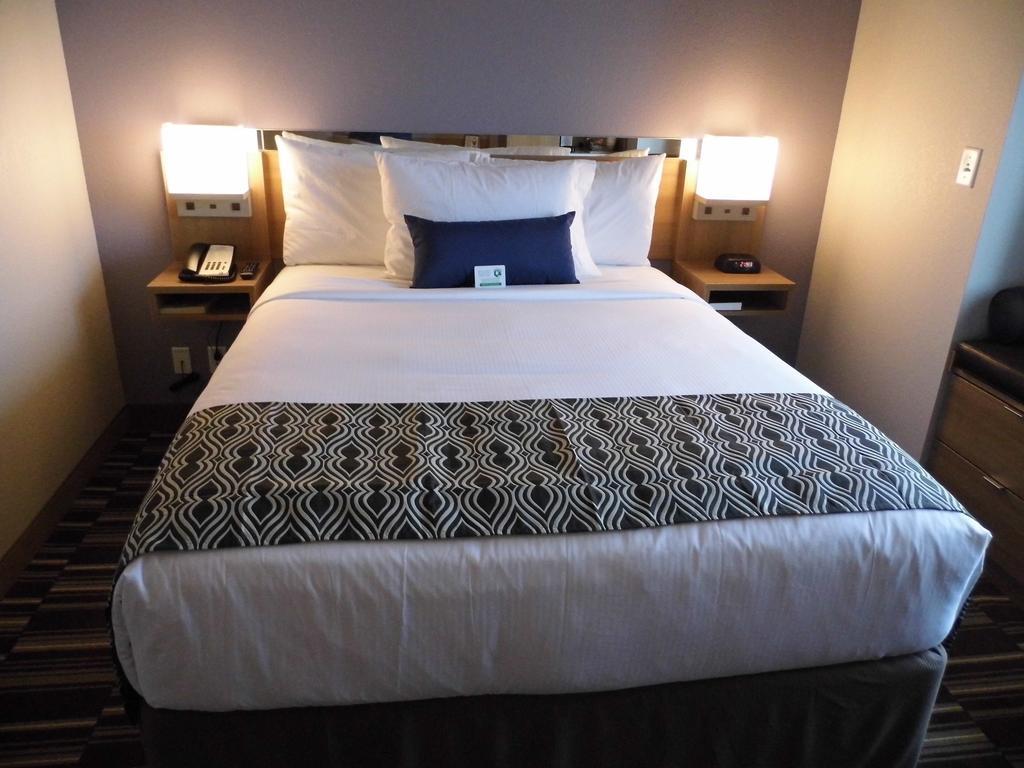 Microtel & By Wyndham Vernal/naples